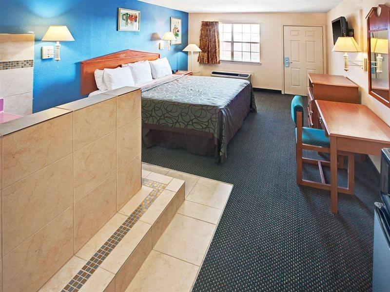Super 8 By Wyndham Terrell Hotel Buitenkant foto